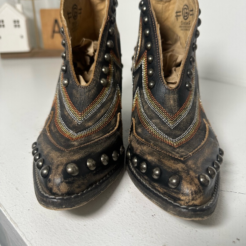 **SOLD**Circle G Women’s 8B Studded Western Ankle Boots Distressed Leather - Picture 3 of 7